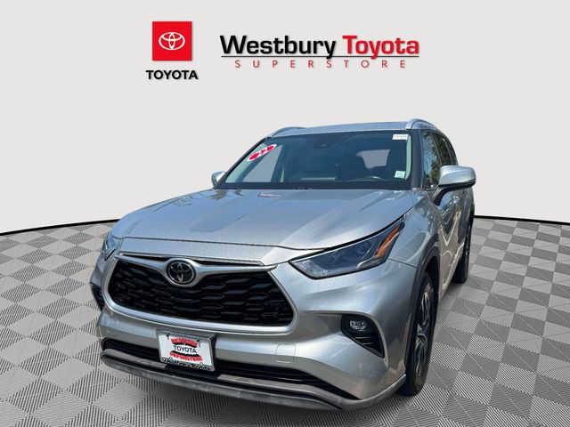Used 2022 Toyota Highlander XLE AWD/4WD image 5