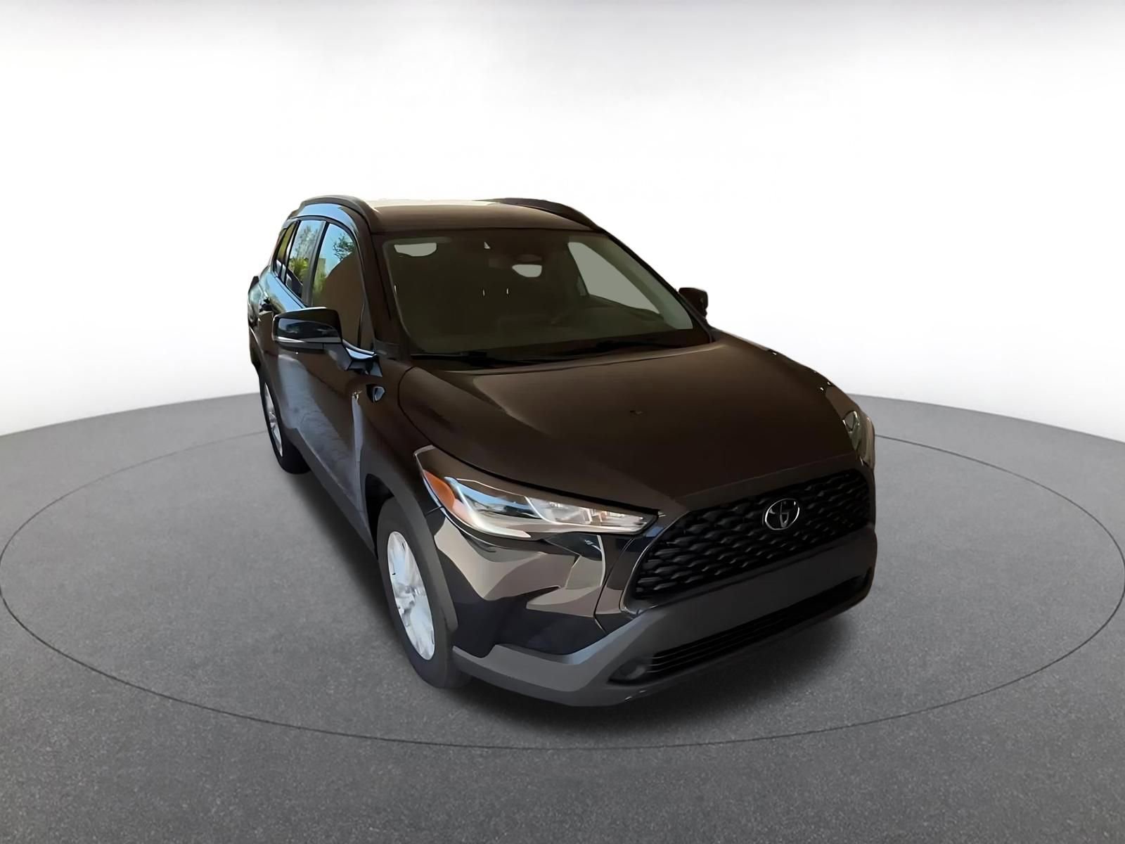 Used 2025 Toyota Corolla Cross LE image 3