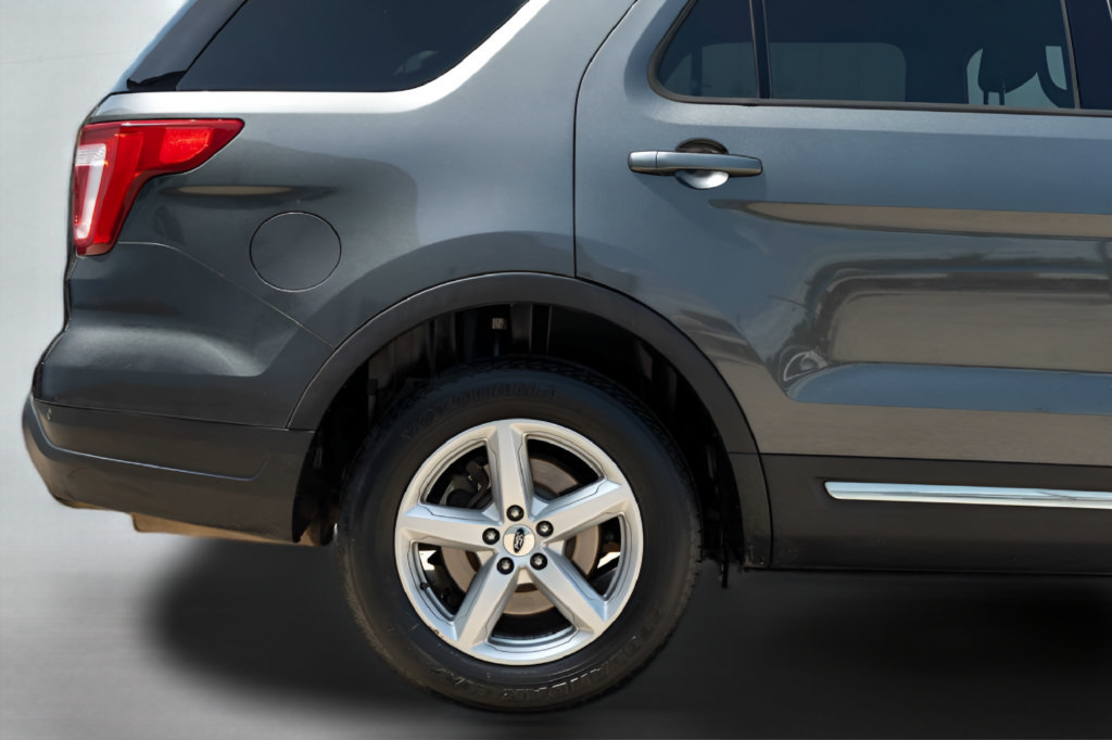 Used 2018 Ford Explorer XLT w/ Equipment Group 201A FWD image 5