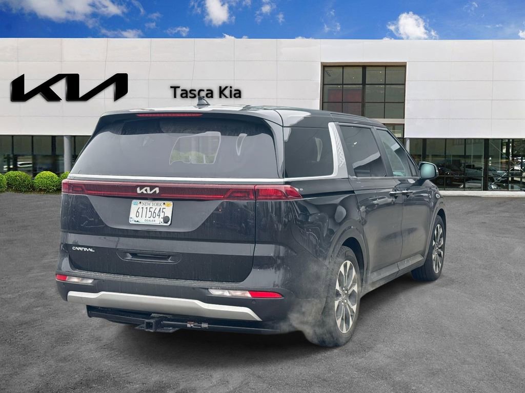 Used 2023 Kia Carnival EX image 5