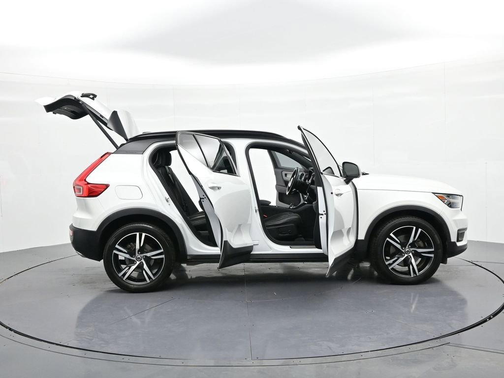 Used 2020 Volvo XC40 T4 R-Design image 25