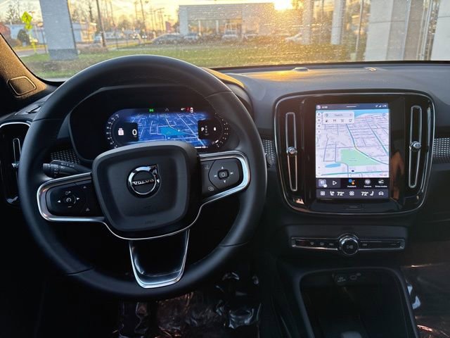 Used 2025 Volvo XC40 B5 Plus AWD/4WD image 21