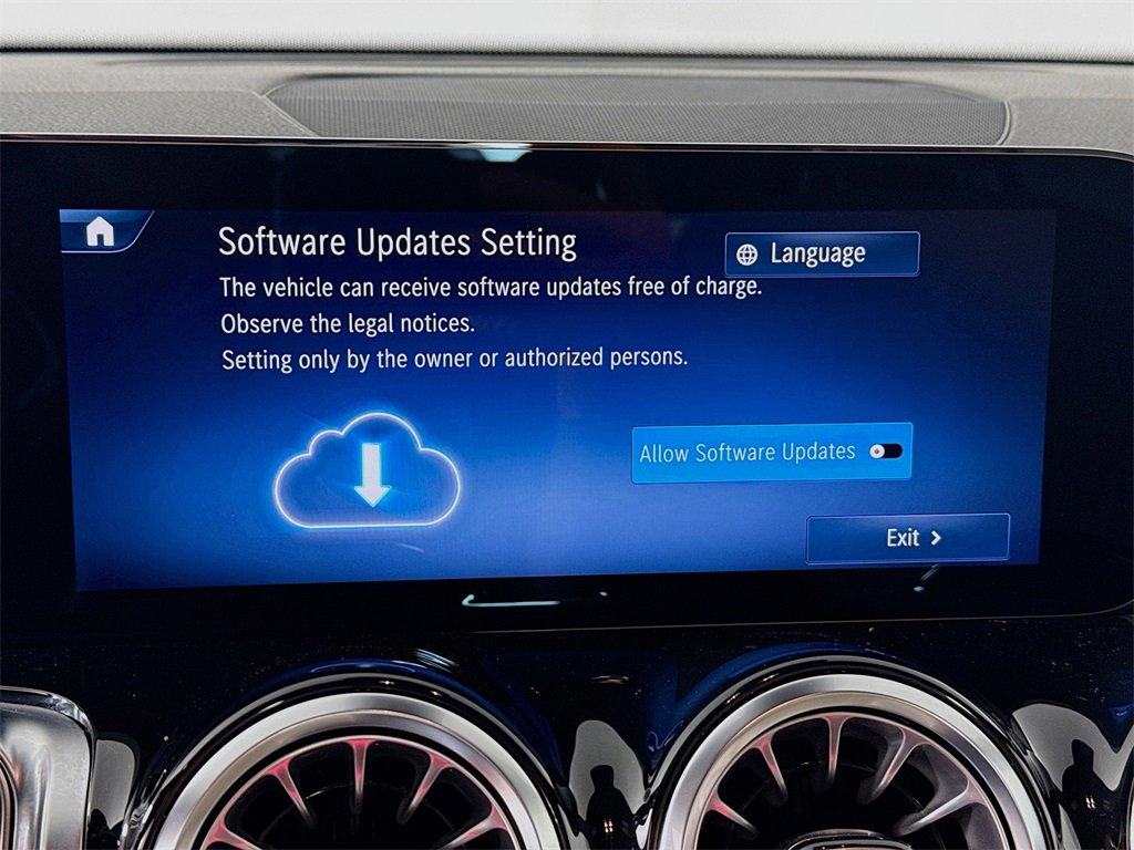 Used 2025 Mercedes-Benz GLB 250 4MATIC image 14