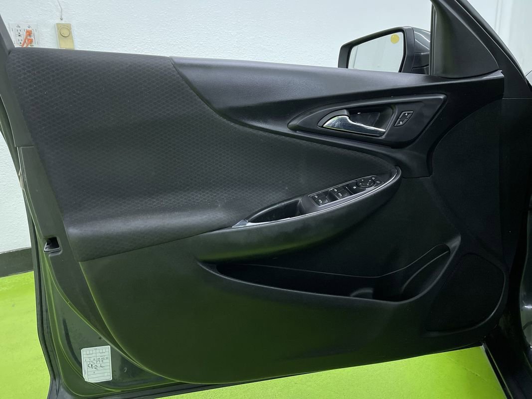 Used 2017 Chevrolet Malibu LT image 3