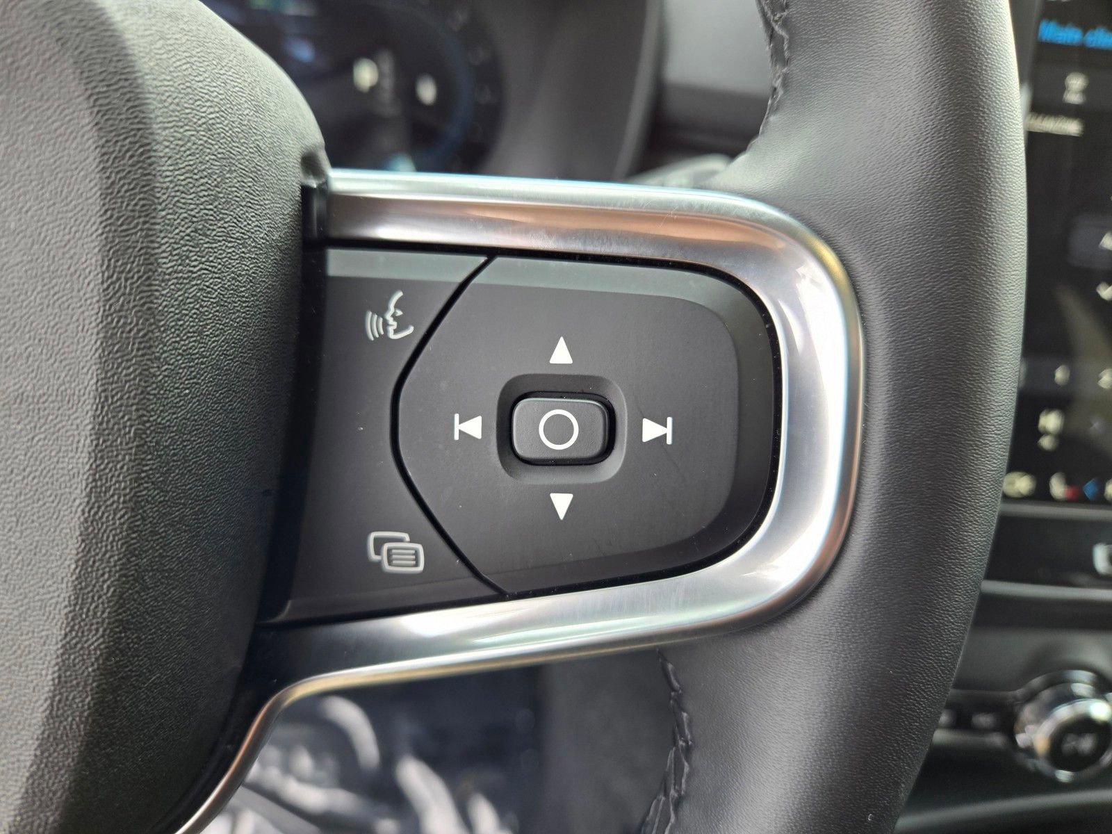 Used 2025 Volvo XC40 B5 Plus image 16