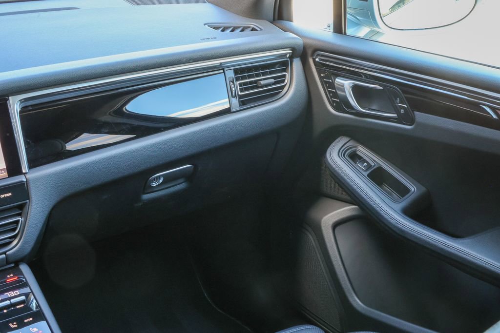 Certified 2025 Porsche Macan image 48
