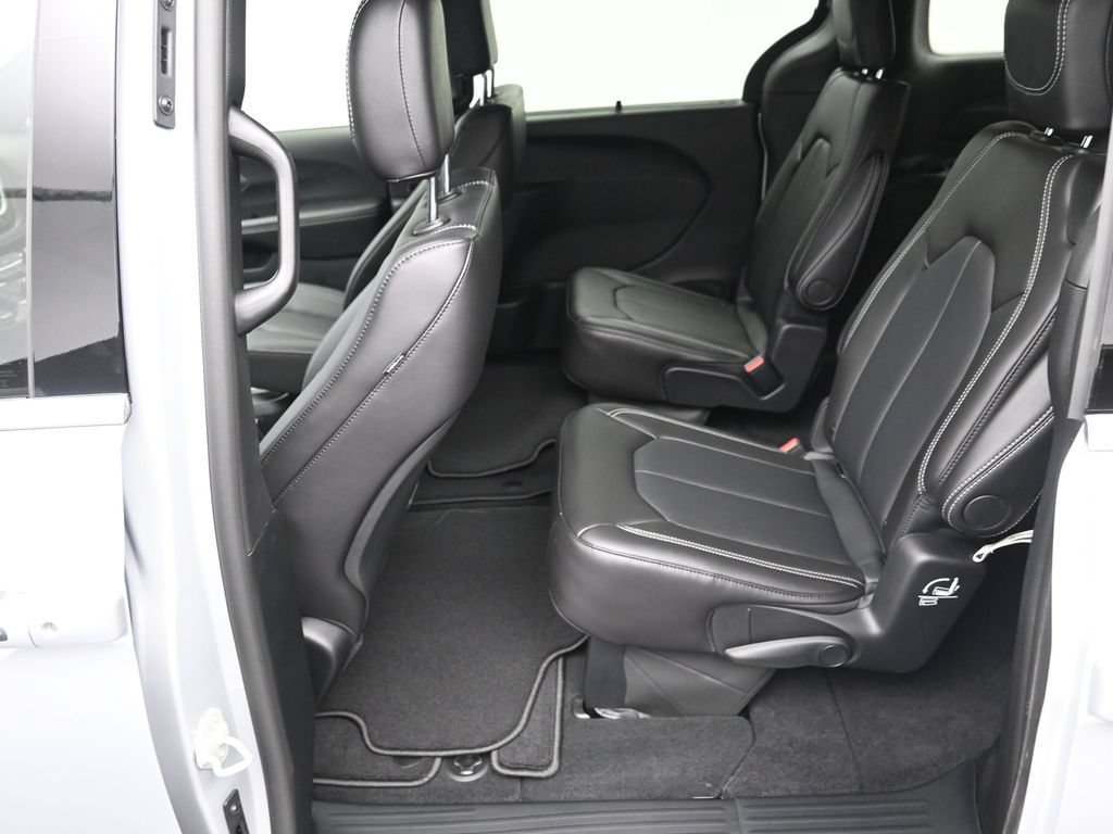 New 2026 Chrysler Pacifica Select FWD image 18