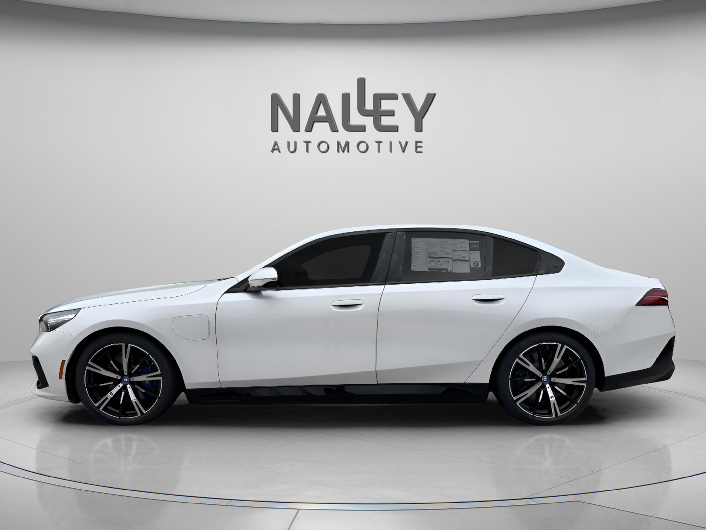 Used 2025 BMW 550e xDrive w/ Premium Package image 2