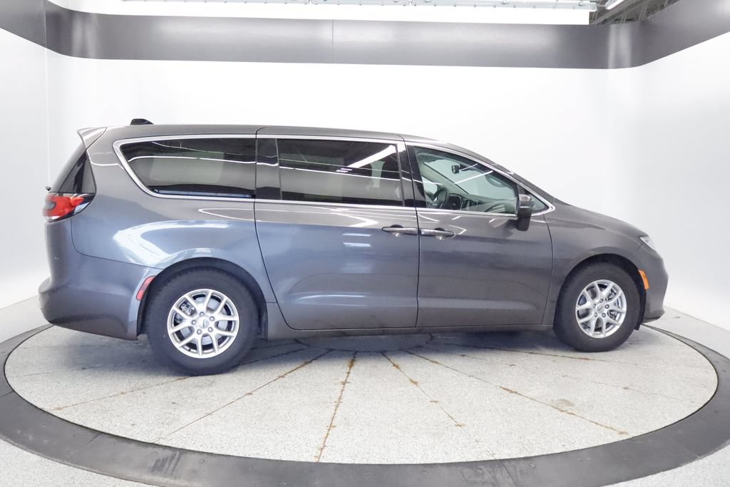 Certified 2023 Chrysler Pacifica Touring-L FWD image 8