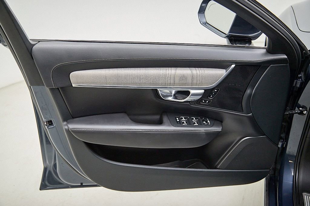 Used 2023 Volvo S90 B6 Ultimate w/ Protection Package Premier image 10
