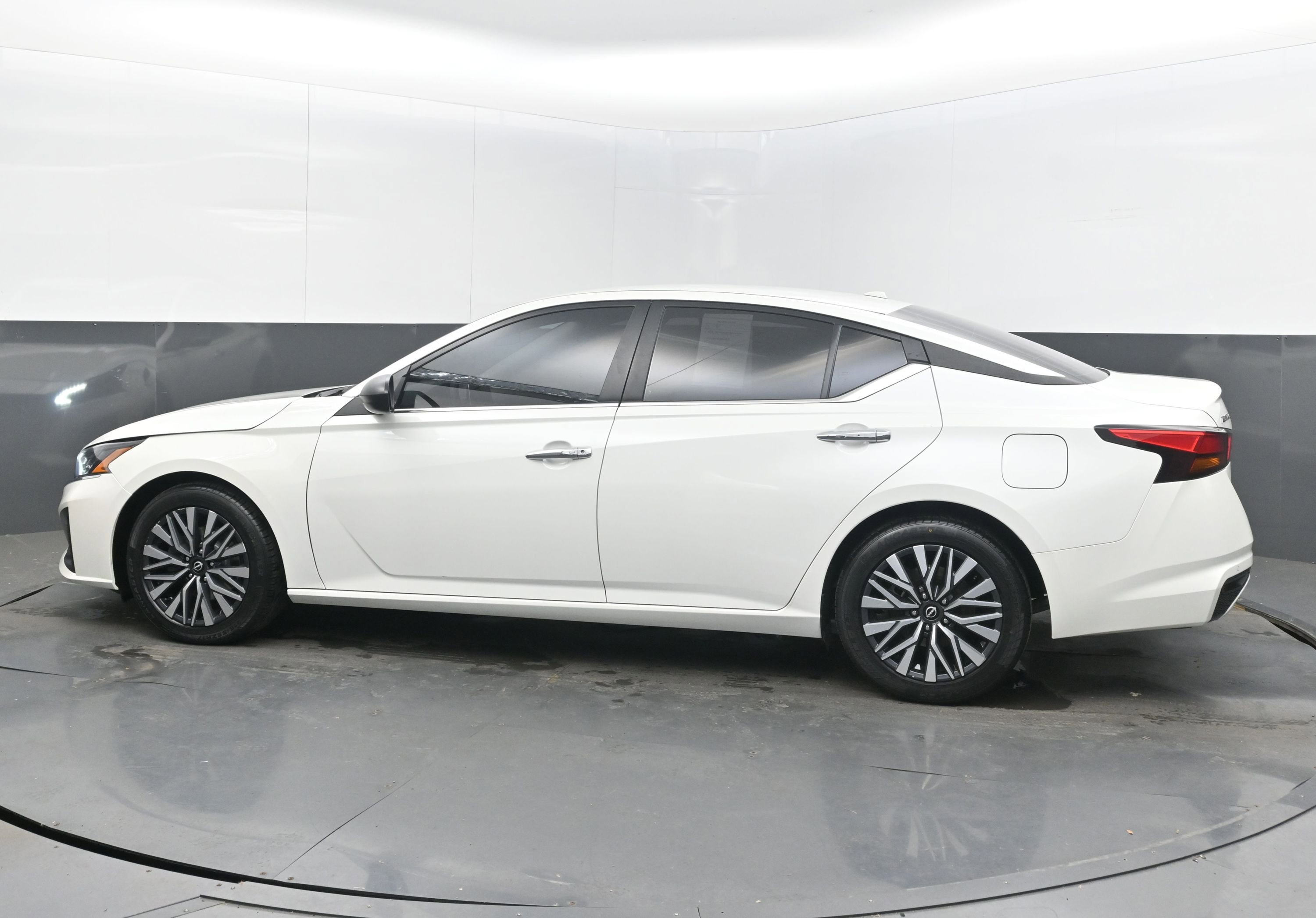 Used 2024 Nissan Altima 2.5 SV image 5