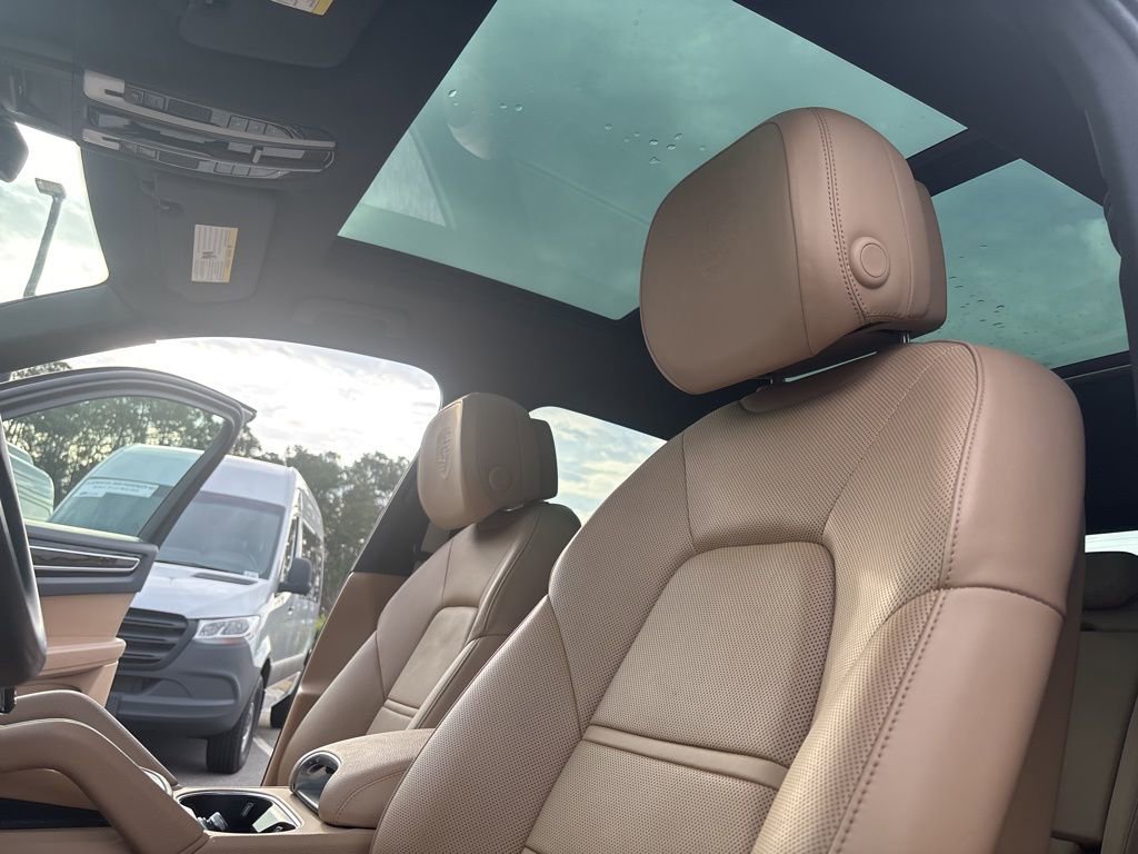 Used 2022 Porsche Cayenne Platinum Edition image 54