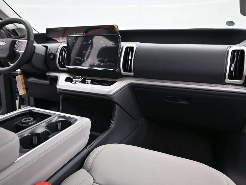 New 2026 Ford Expedition Active image 3