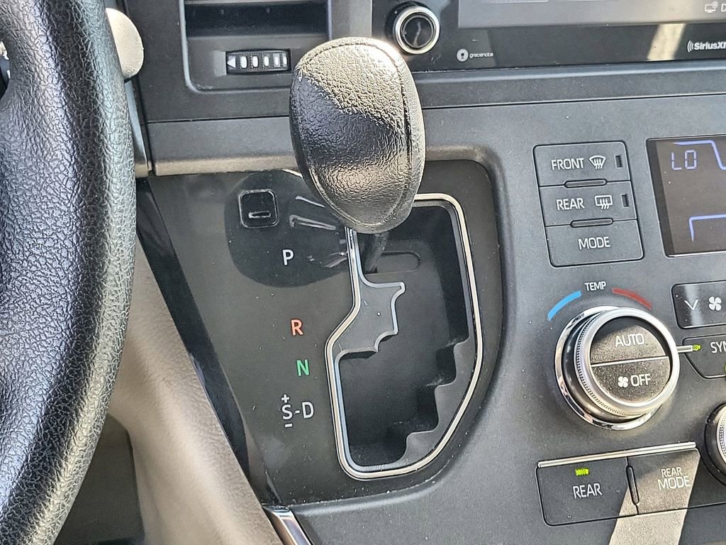 Used 2018 Toyota Sienna LE w/ Carpet Mat Package image 15