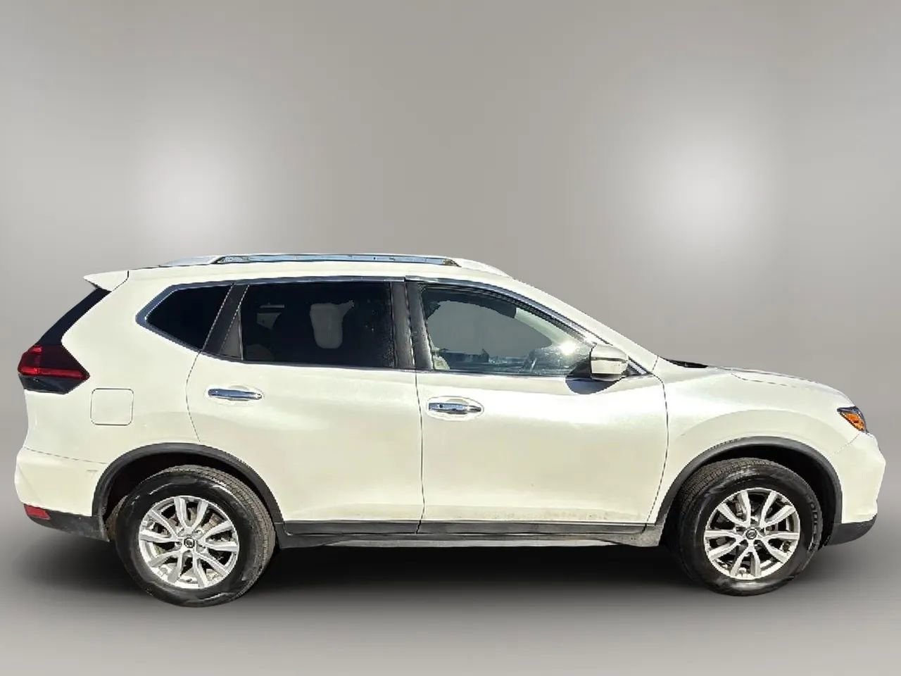 Used 2018 Nissan Rogue SV image 6