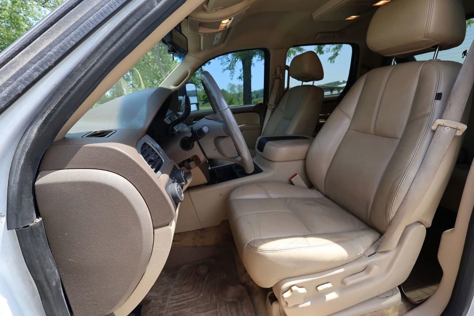 Used 2012 Chevrolet Avalanche LT w/ Suspension Package, Off-Road AWD/4WD image 13