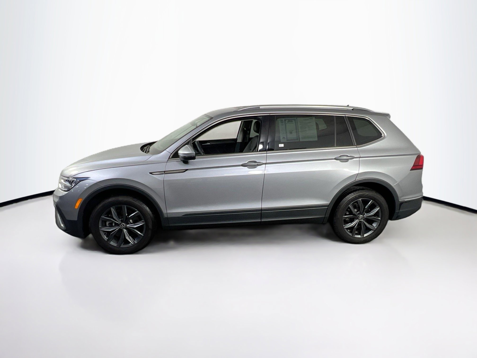 Used 2022 Volkswagen Tiguan SE image 8