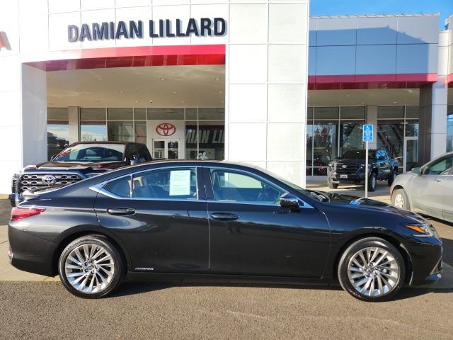 Used 2022 Lexus ES 300h w/ Luxury Package image 2
