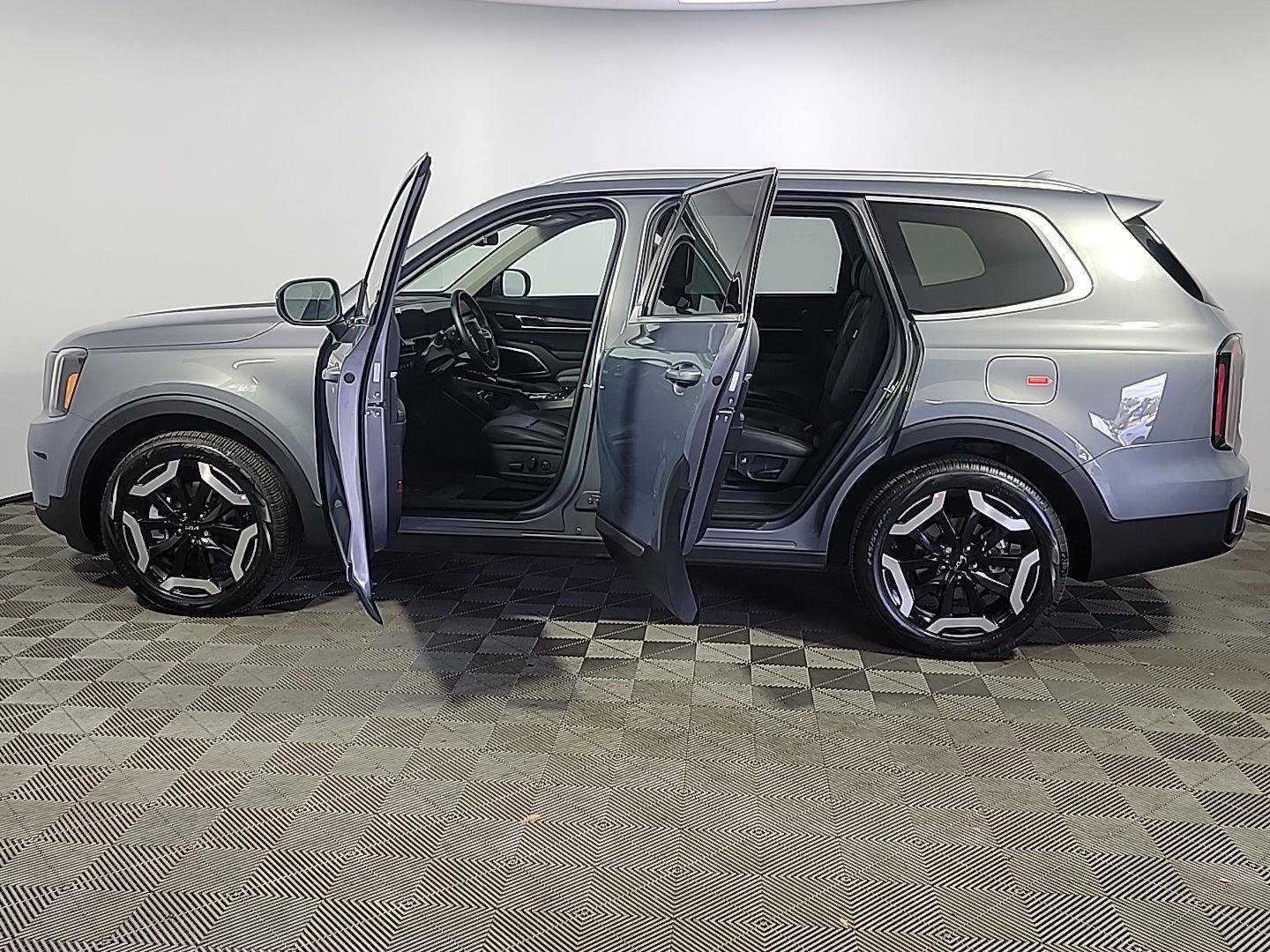 Used 2025 Kia Telluride EX w/ EX Captain's Chair Package AWD/4WD image 15