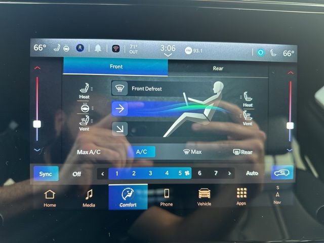 Certified 2024 Jeep Wagoneer Series III w/ Flexible Seating Group image 18