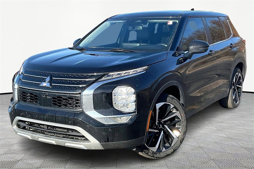 Used 2022 Mitsubishi Outlander SE image 1