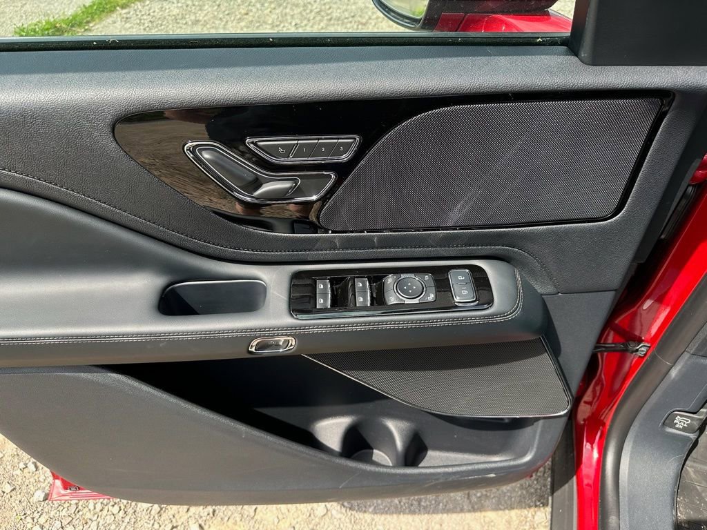 New 2026 Lincoln Aviator AWD w/ Jet Appearance Package image 18