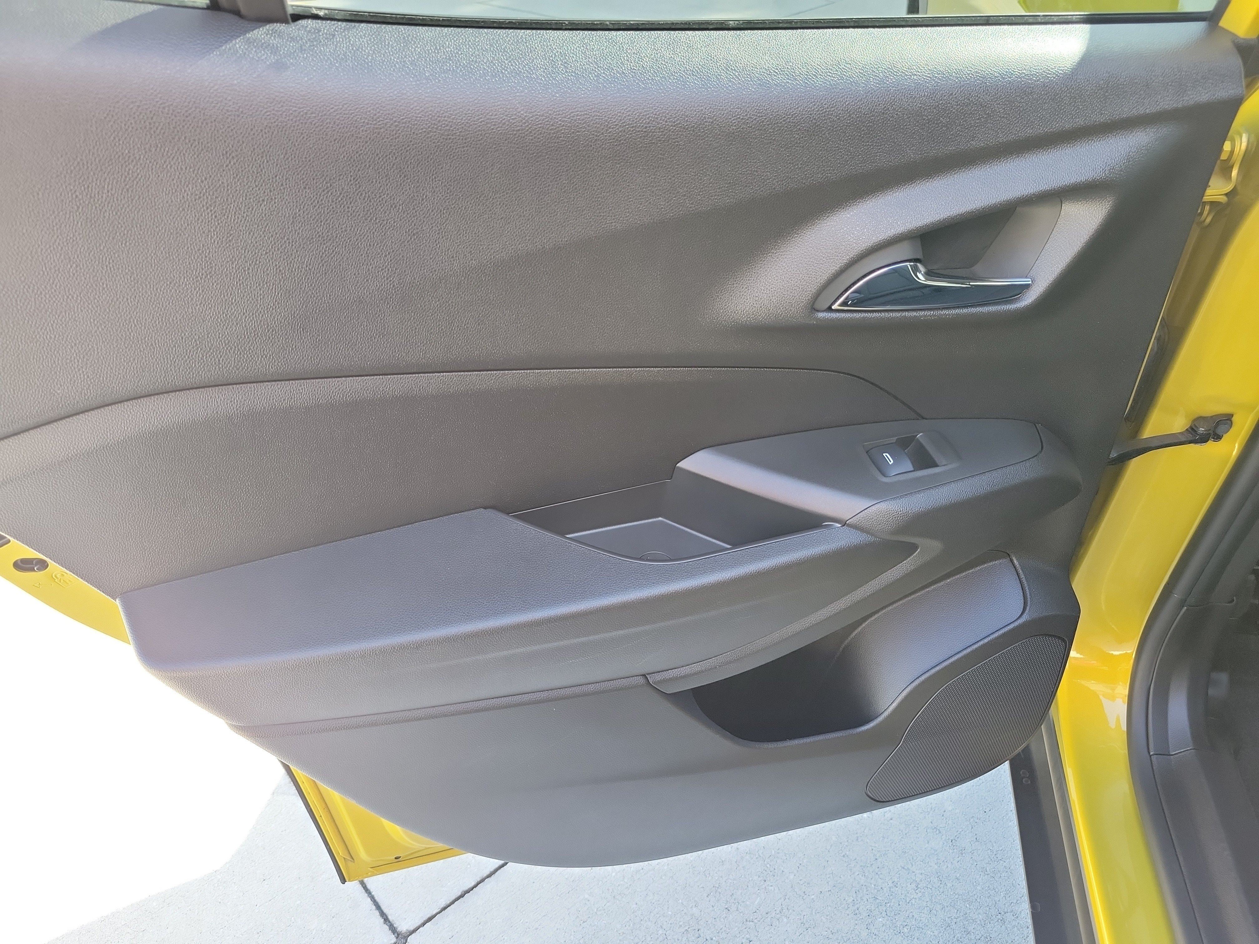 Used 2024 Chevrolet Trax RS w/ Sunroof Package FWD image 12