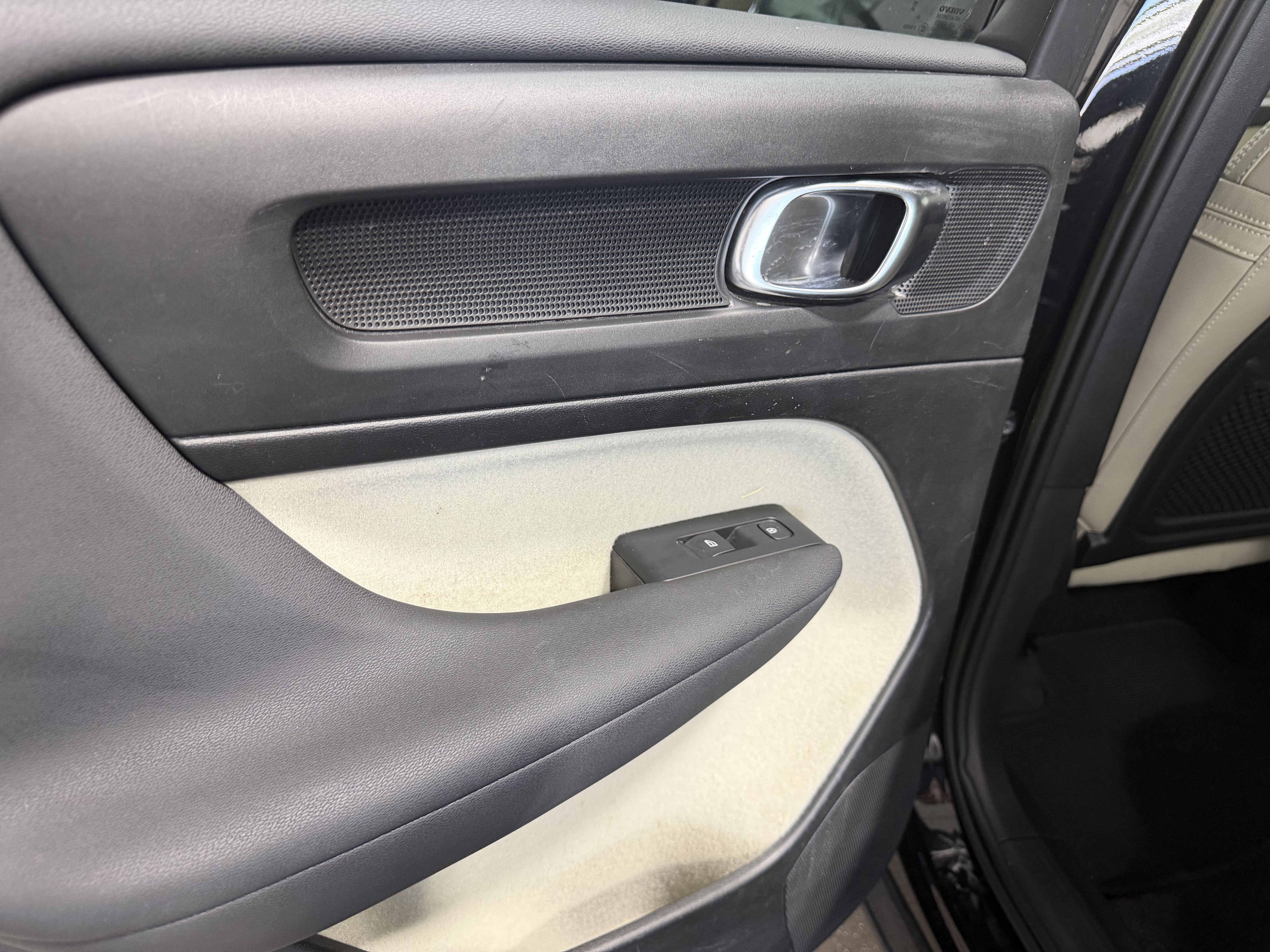 Used 2023 Volvo XC40 B4 Ultimate FWD image 24