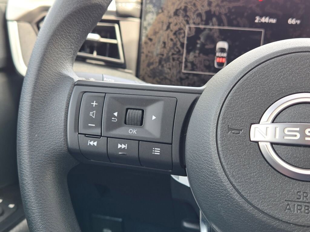 Used 2025 Nissan Kicks SV AWD/4WD image 28