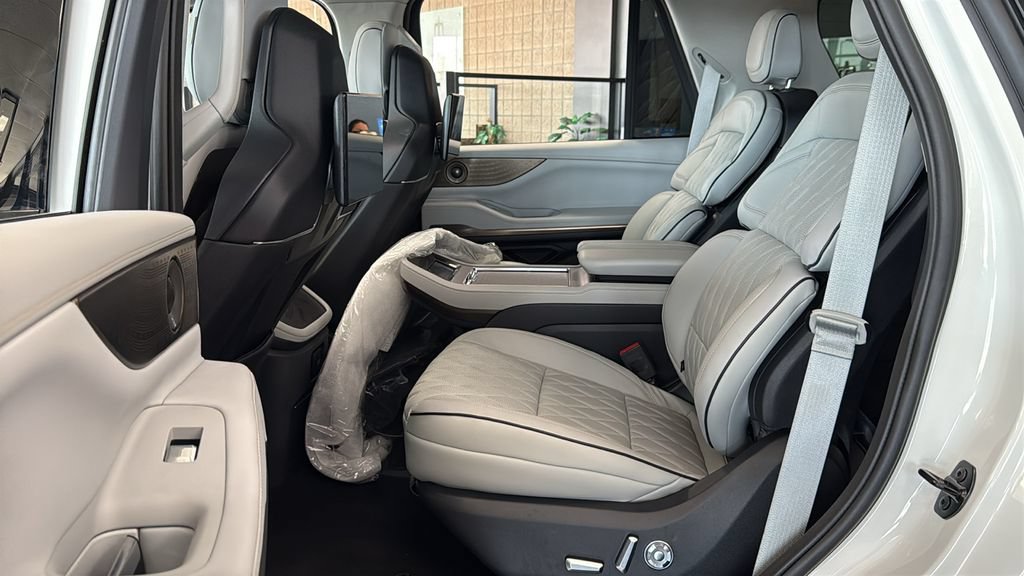 New 2026 Lincoln Navigator Black Label w/ Black Label Special Edition AWD/4WD image 11