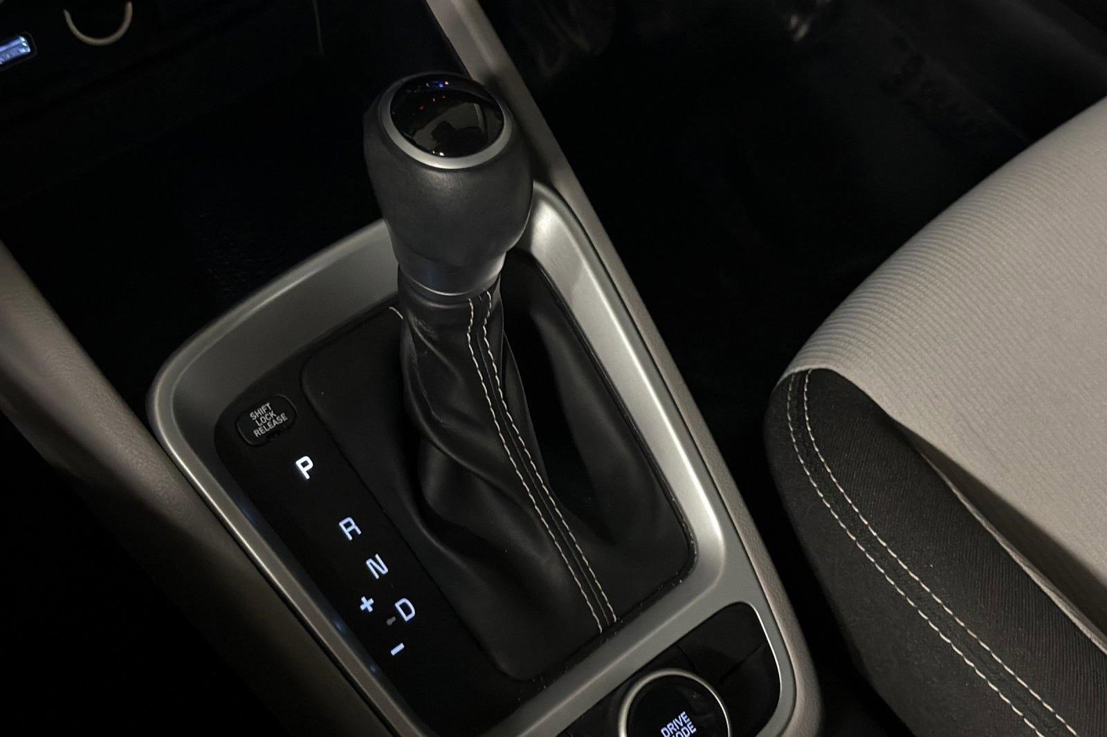 Used 2022 Hyundai Venue SEL image 16