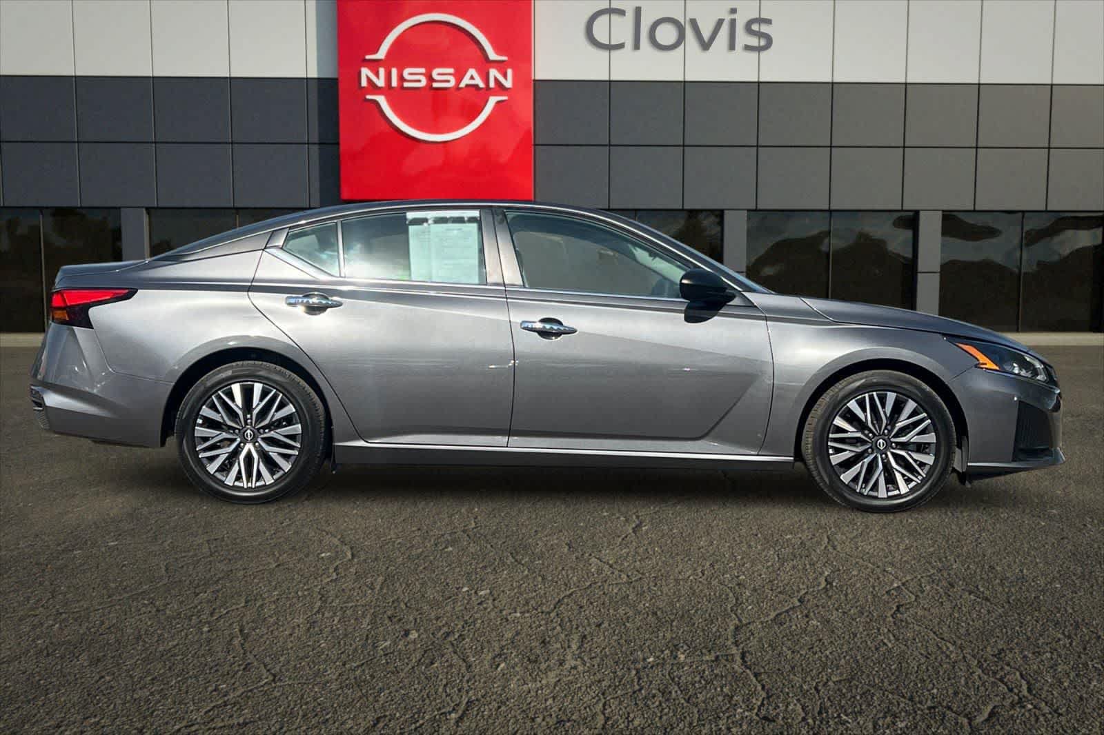 Used 2024 Nissan Altima 2.5 SV FWD image 9