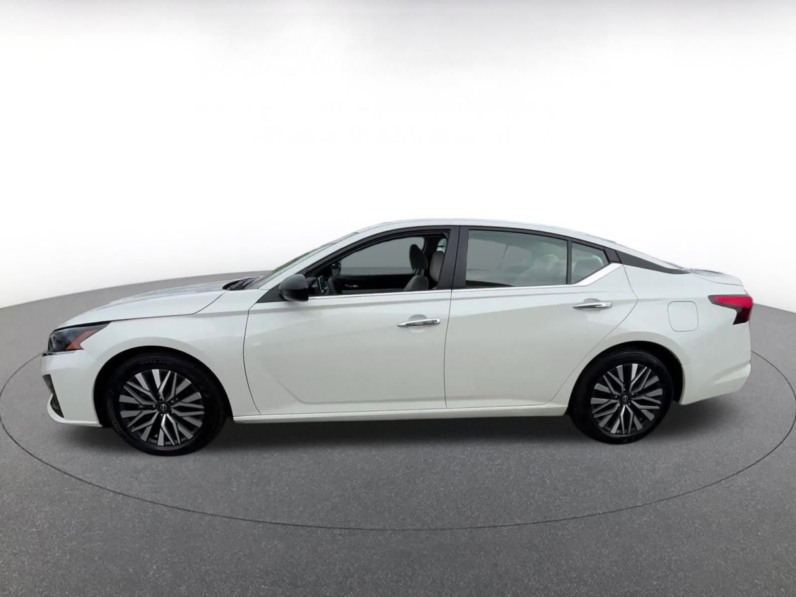 Used 2025 Nissan Altima 2.5 SV image 9