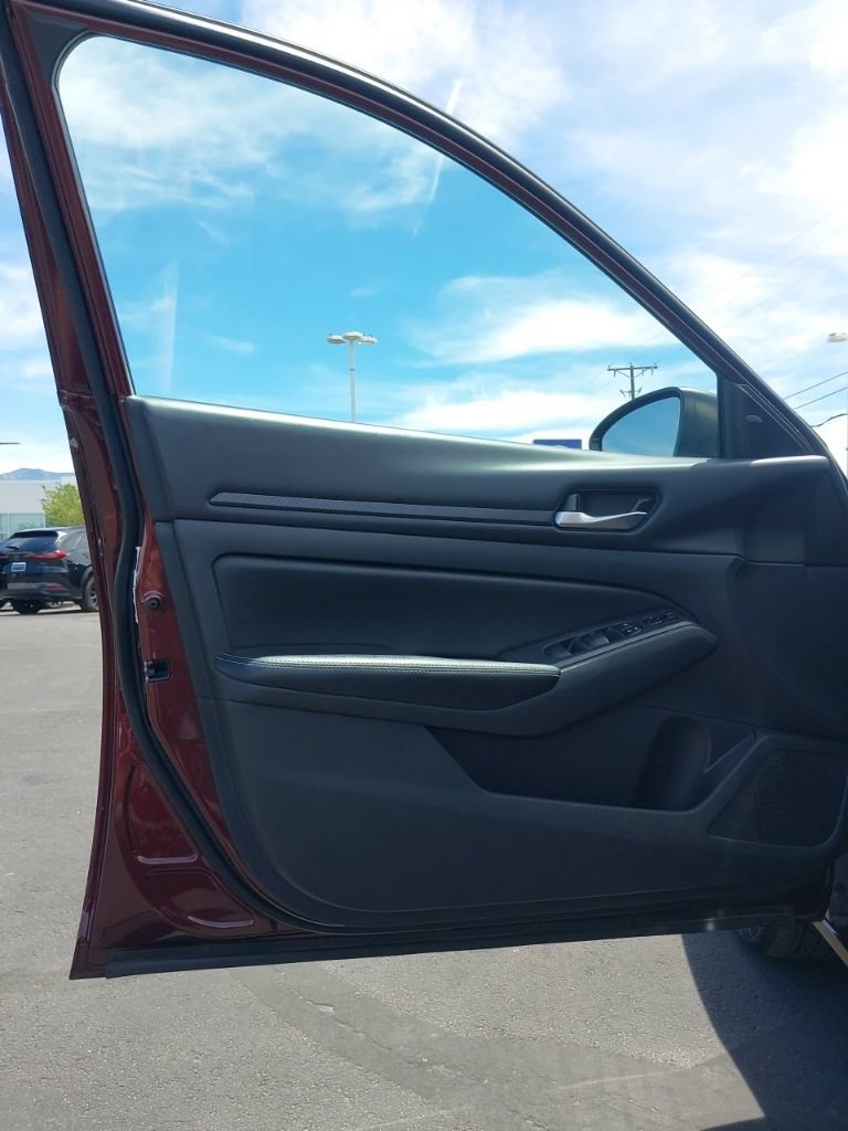 Used 2024 Nissan Altima 2.5 SV FWD image 6