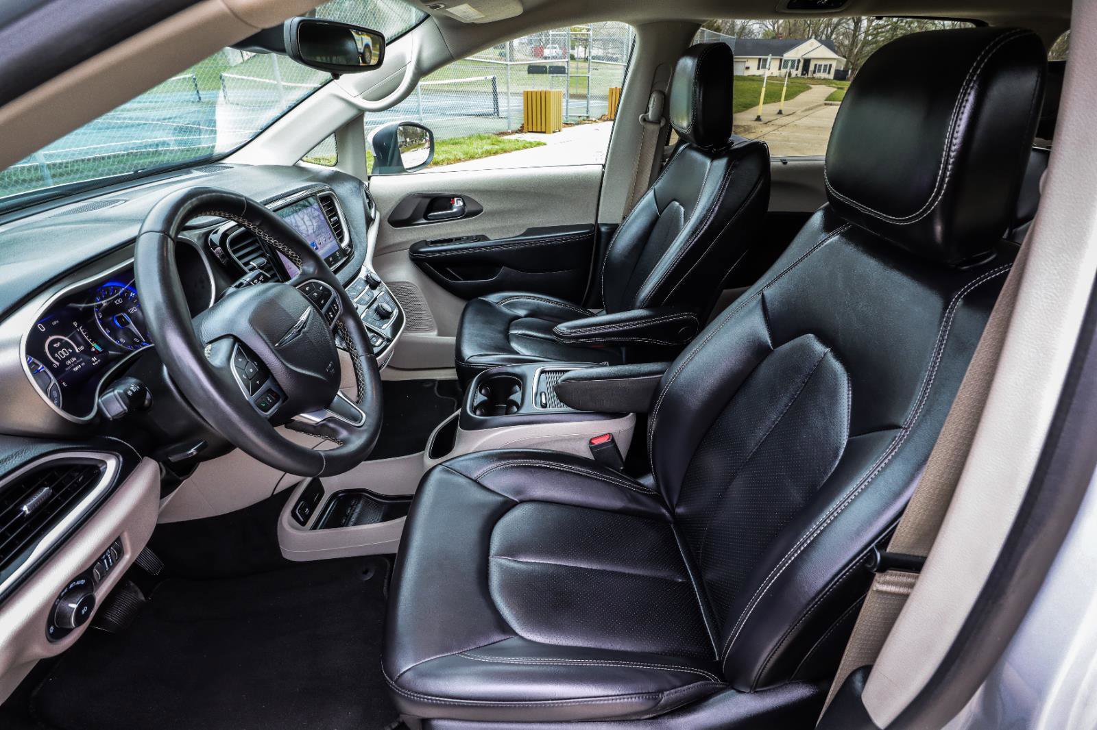 Used 2023 Chrysler Pacifica Touring-L FWD image 38