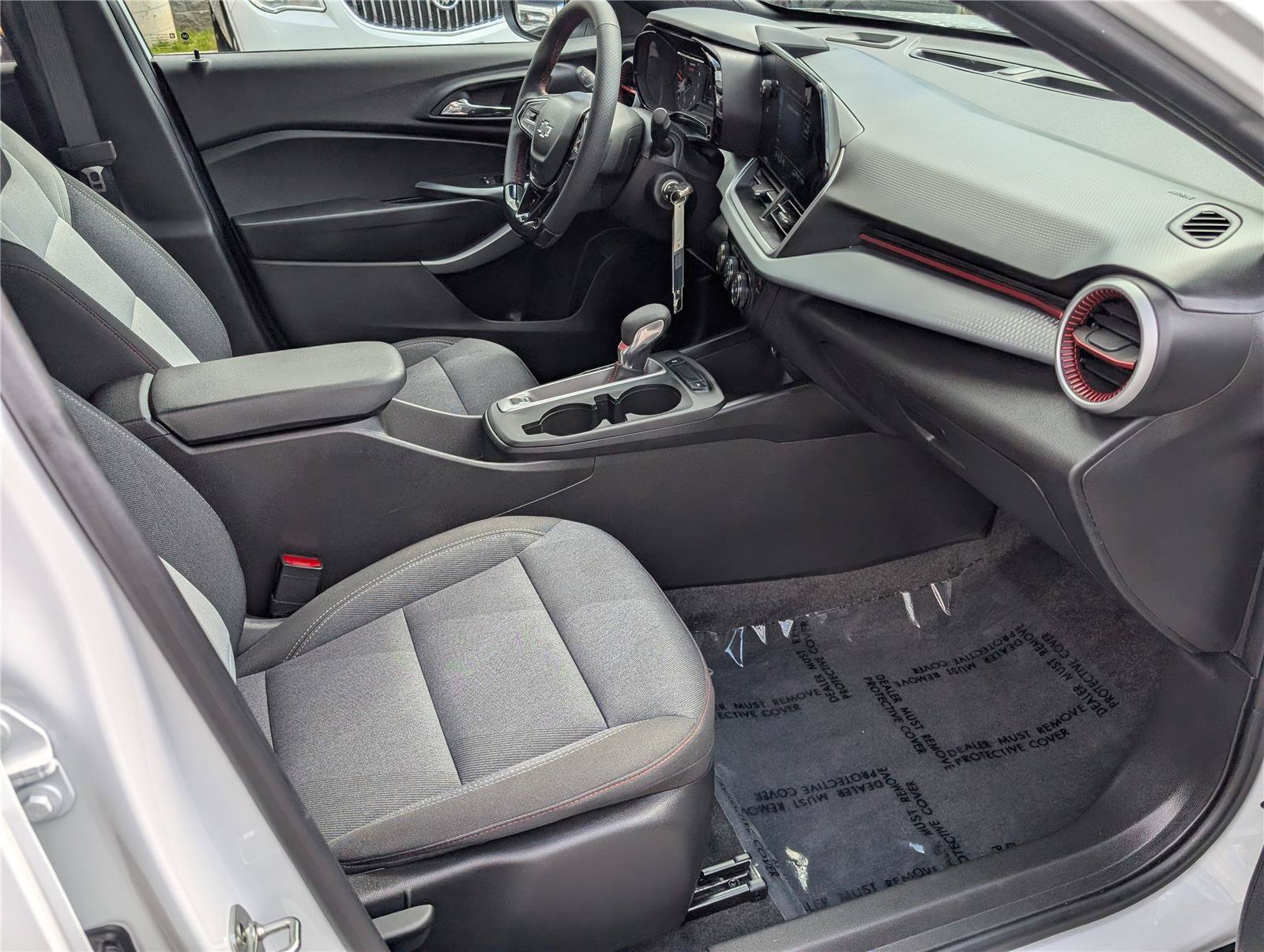 Used 2025 Chevrolet Trax RS w/ Sunroof Package FWD image 10