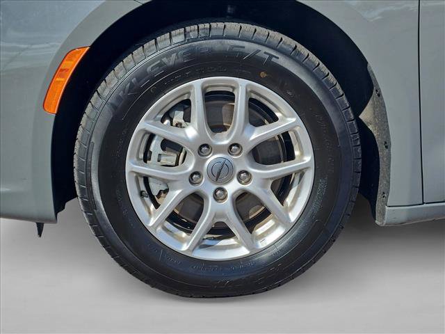 Used 2025 Chrysler Pacifica Select FWD image 27