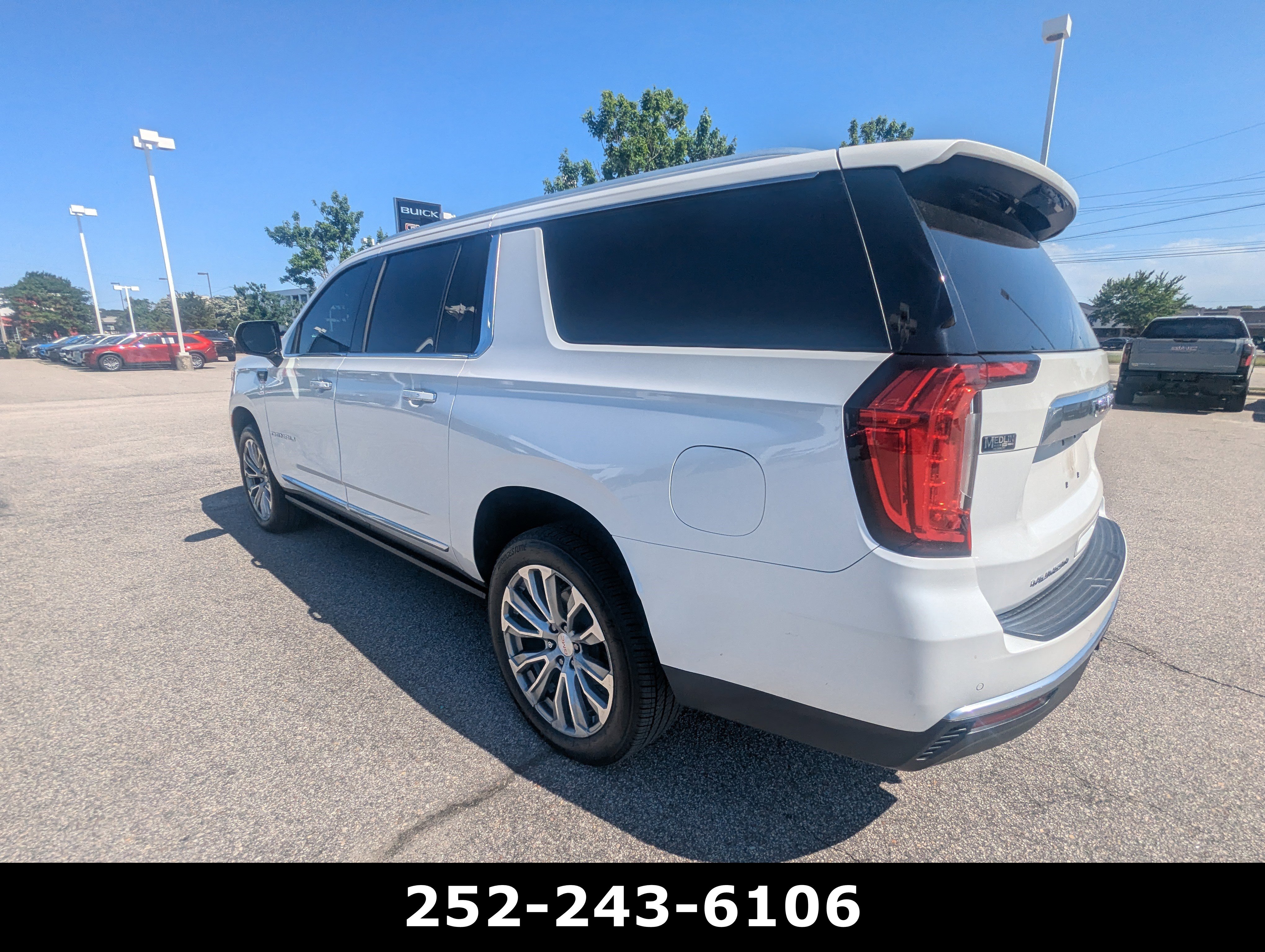 Used 2021 GMC Yukon XL Denali w/ Denali Premium Package AWD/4WD image 7