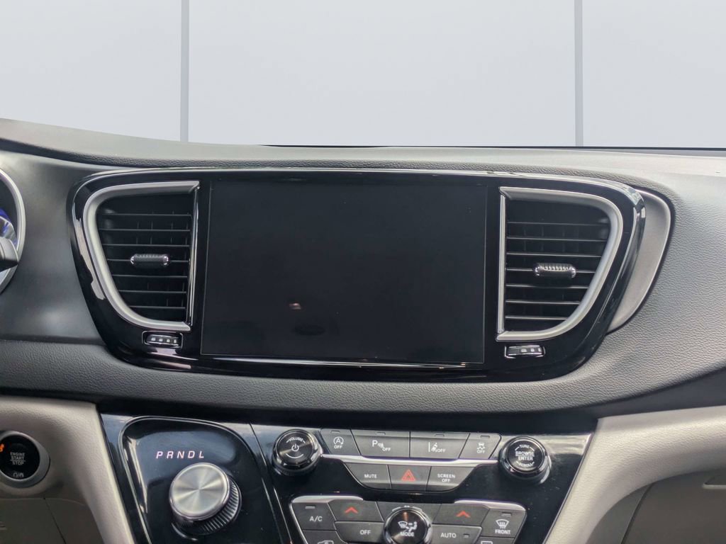 Used 2024 Chrysler Pacifica Touring-L FWD image 19