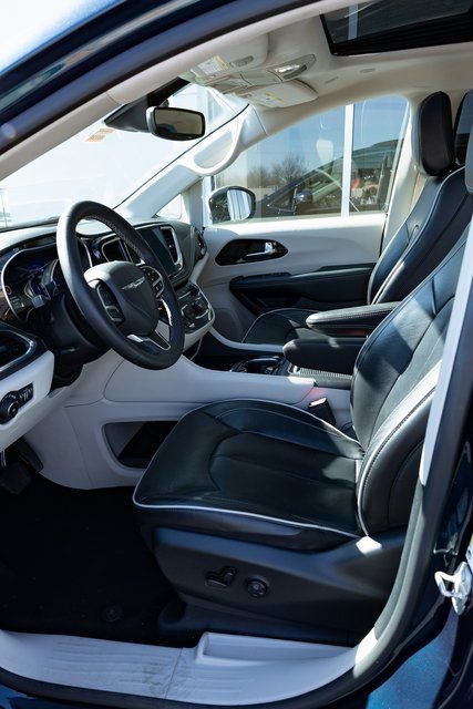 Used 2023 Chrysler Pacifica Limited FWD image 11