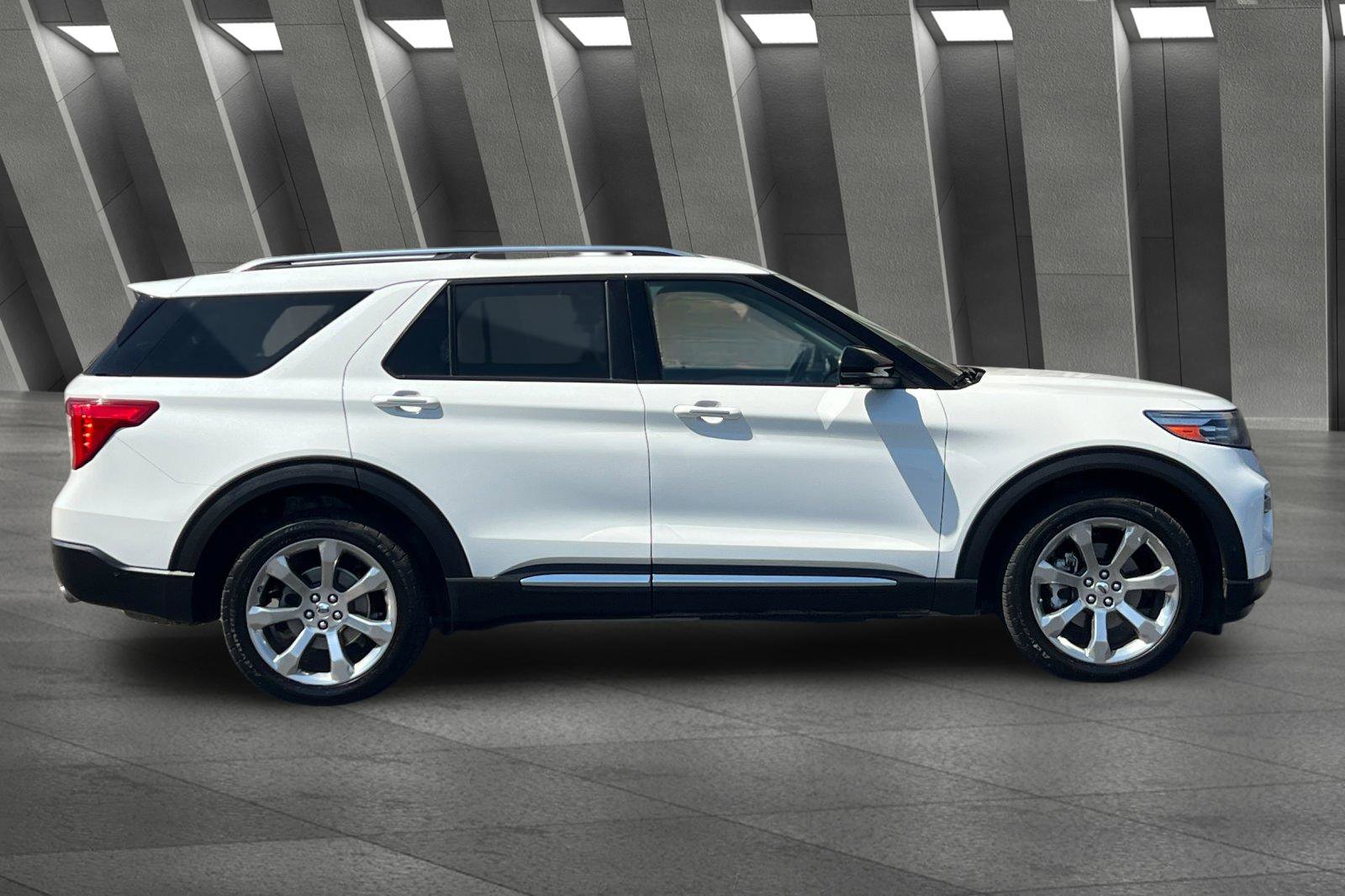 Used 2020 Ford Explorer Platinum w/ Premium Technology Package image 3