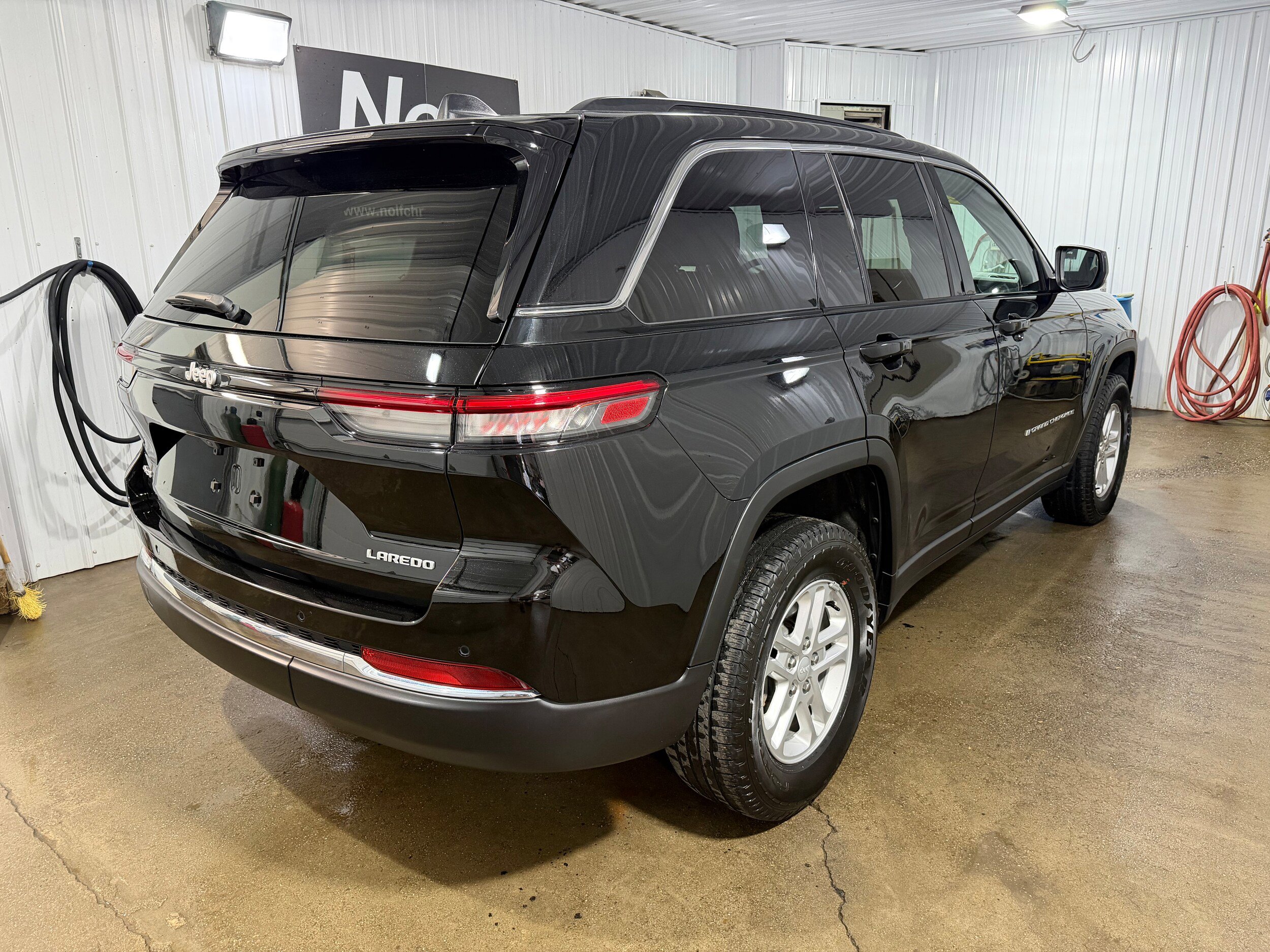 Used 2025 Jeep Grand Cherokee Laredo AWD/4WD image 6