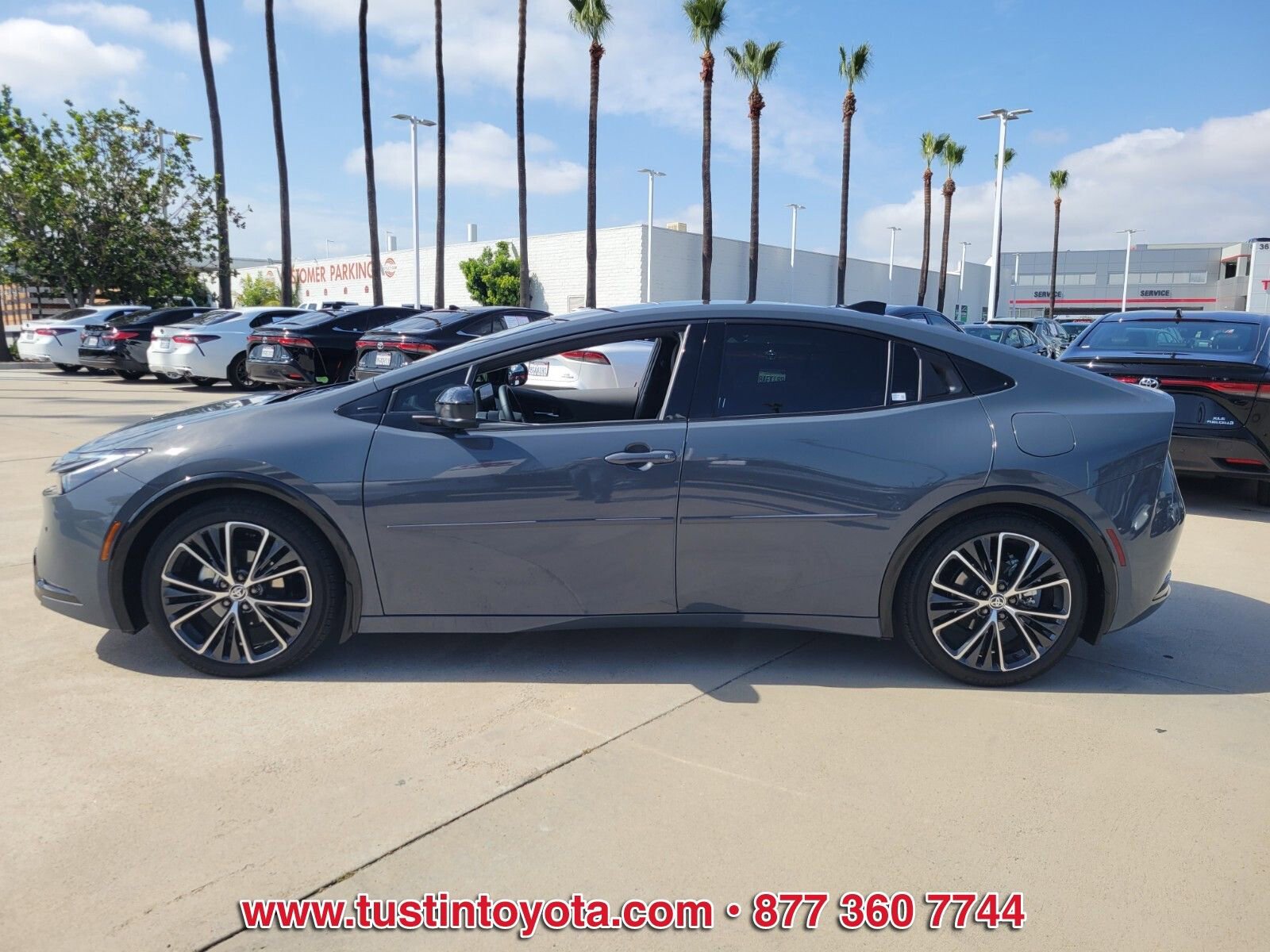 Used 2024 Toyota Prius XLE FWD image 7