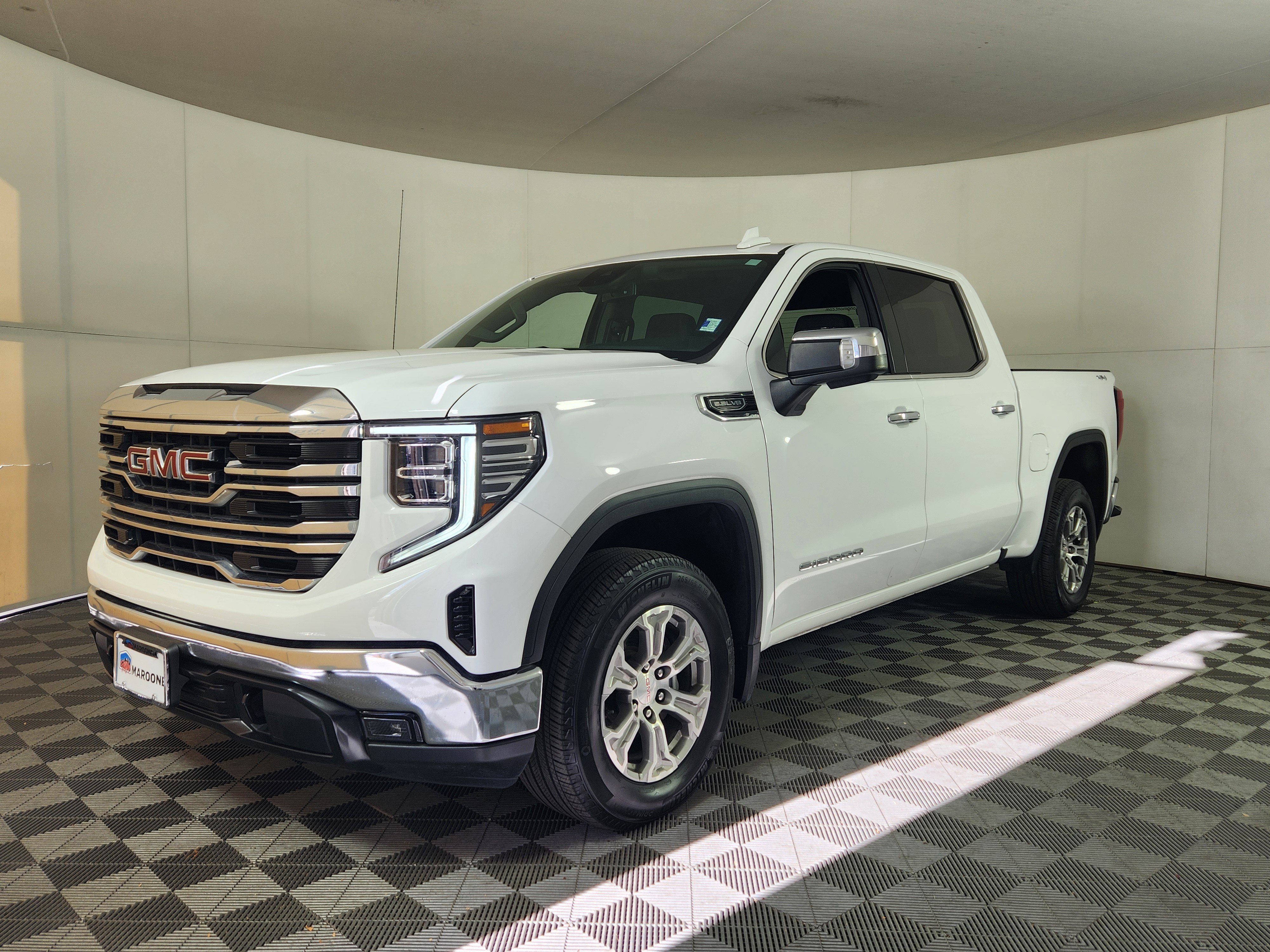 Used 2024 GMC Sierra 1500 SLT image 3