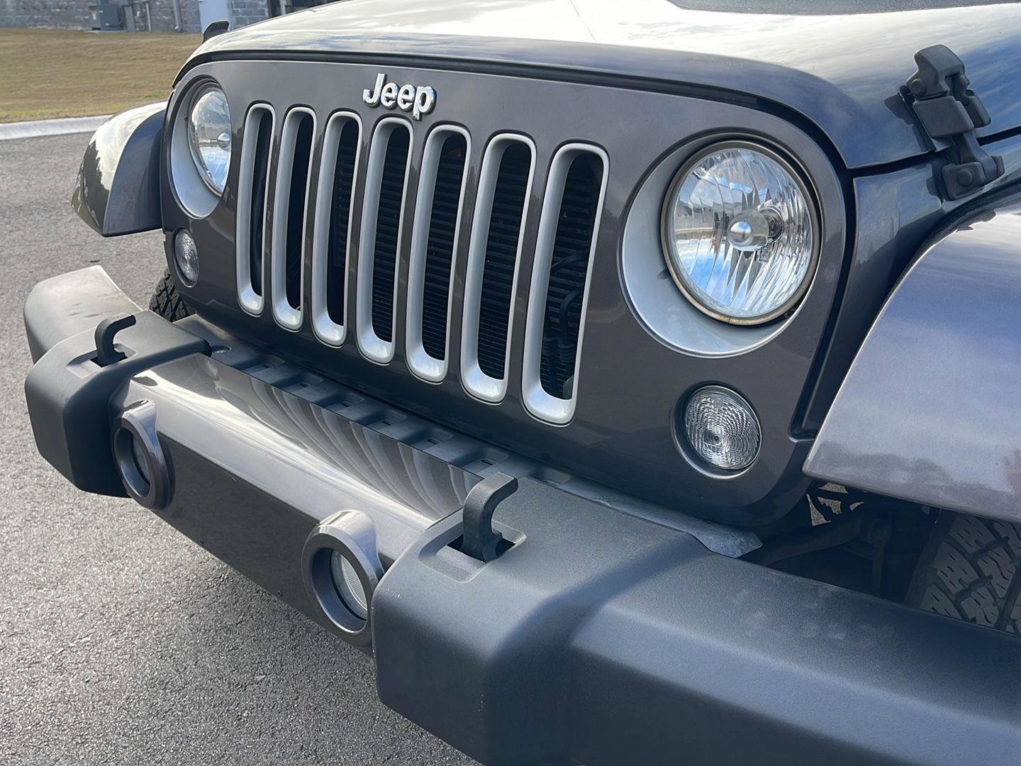 Used 2016 Jeep Wrangler Sahara w/ Connectivity Group image 11