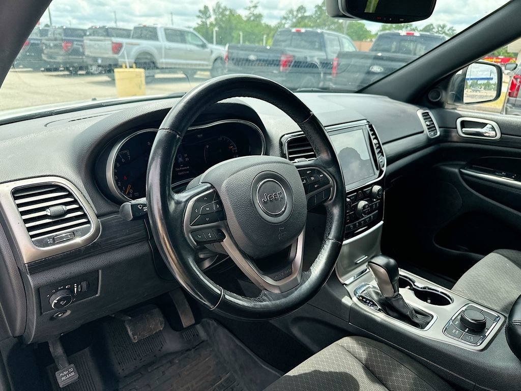 Used 2020 Jeep Grand Cherokee Laredo w/ 18" Wheel & 8.4" Radio Group AWD/4WD image 10