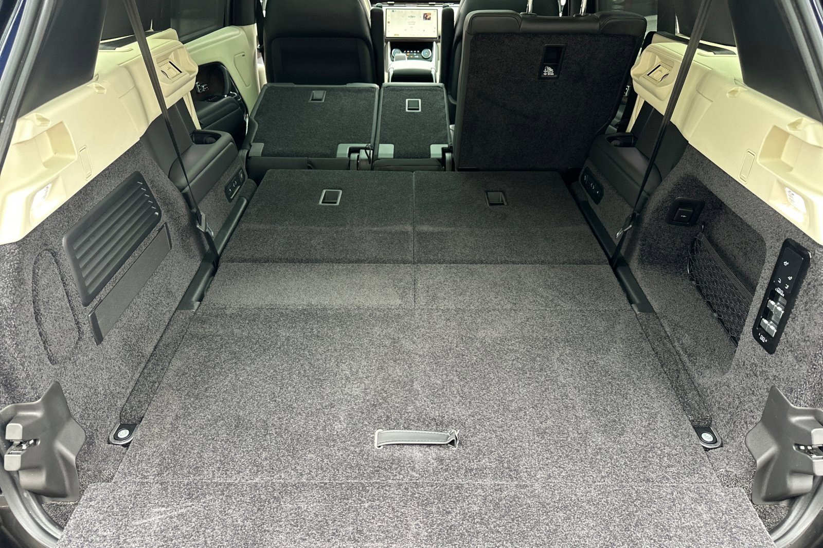 Used 2023 Land Rover Range Rover Long Wheelbase SE image 34