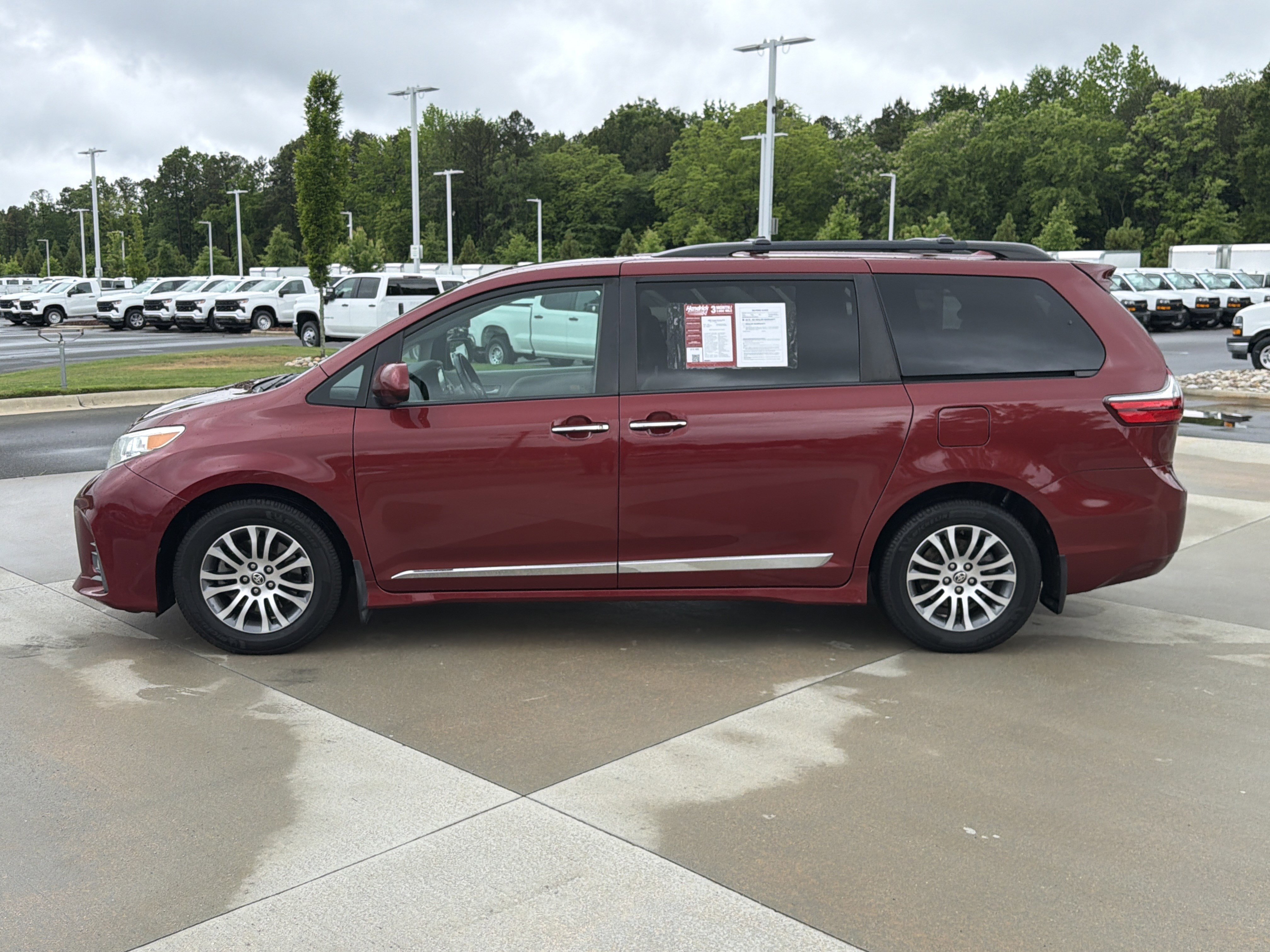 Used 2020 Toyota Sienna XLE w/ XLE Navigation Package FWD image 7