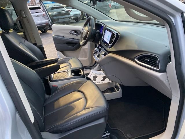 Used 2024 Chrysler Pacifica Touring-L image 37