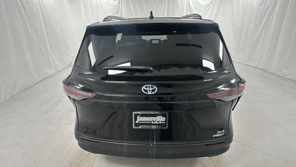 Used 2024 Toyota Sienna XLE image 4